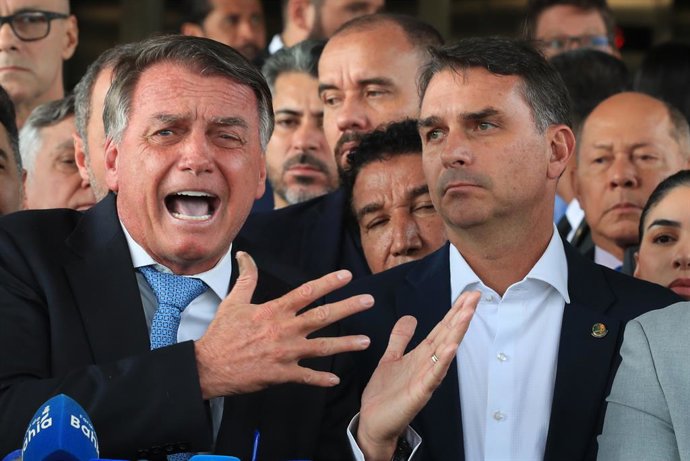 Archivo - Arquivo - 22 de agosto de 2023, Brasil, Brasília: O ex-presidente do Brasil, Jair Bolsonaro, fala à imprensa no Congresso após o Supremo Tribunal Federal ter admitido um pedido de indiciamento contra ele. Foto: Lula Marques/Agência Brasil/dpa