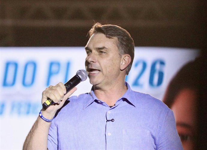 Archivo - El candidato del Partido Liberal (PL), Flávio Bolsonaro, durante un mitin.
