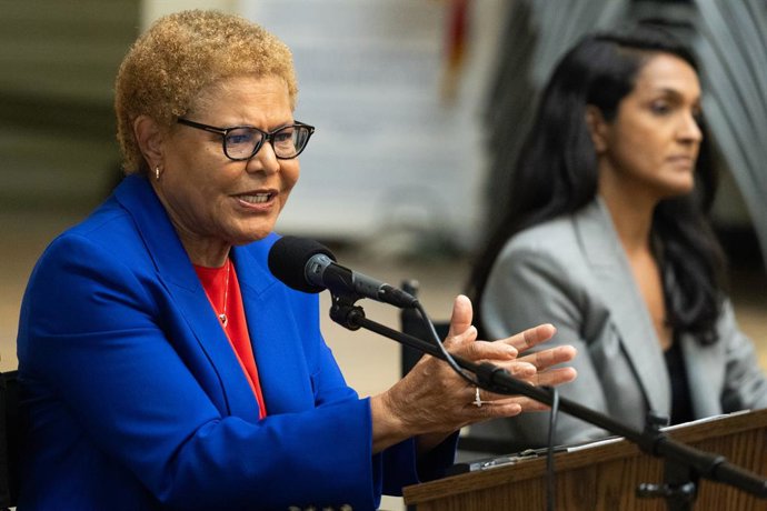 Archivo - Arquivo - 19 de agosto de 2026, Van Nuys, Califórnia, Estados Unidos: A prefeita de Los Angeles, Karen Bass, e a vereadora Nithya Raman se enfrentam no primeiro debate do segundo turno das eleições gerais em Van Nuys, Califórnia, em 19 de agosto