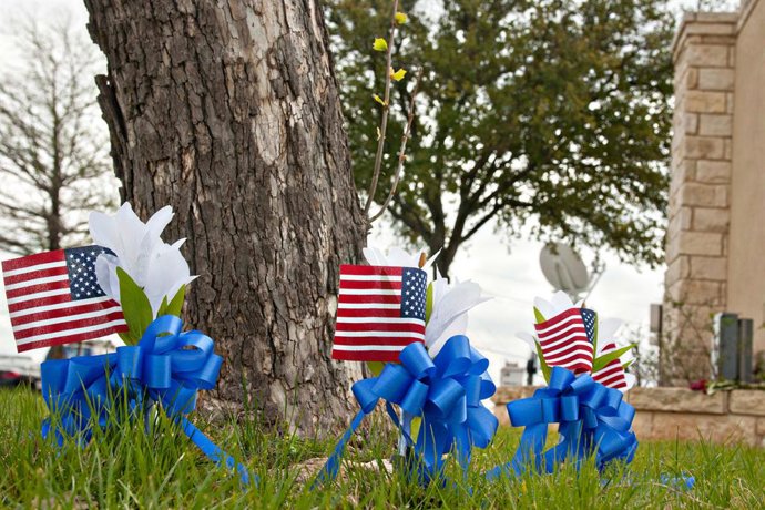 Archivo - April 7, 2014 - Fort Hood, Texas, United States of America - A makeshift memorial of small flags and crosses supporting the victims of the April 2 shooting next to the Fort Hood main gate April 7, 2014 in Fort Hood, Texas.