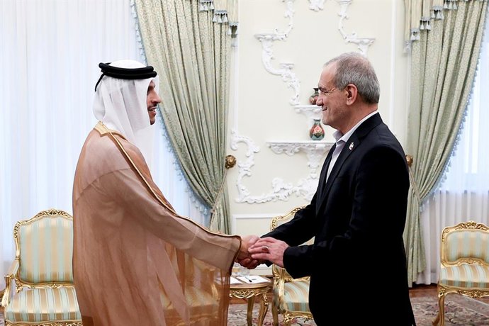 Archivo - Arquivo - 27 de agosto de 2026, Teerã, Irã: O presidente iraniano Masoud Pezeshkian se reúne com o primeiro-ministro e ministro das Relações Exteriores do Catar, xeque Mohammed bin Abdulrahman bin Jassim Al Thani, em Teerã, Irã, em 27 de agosto 