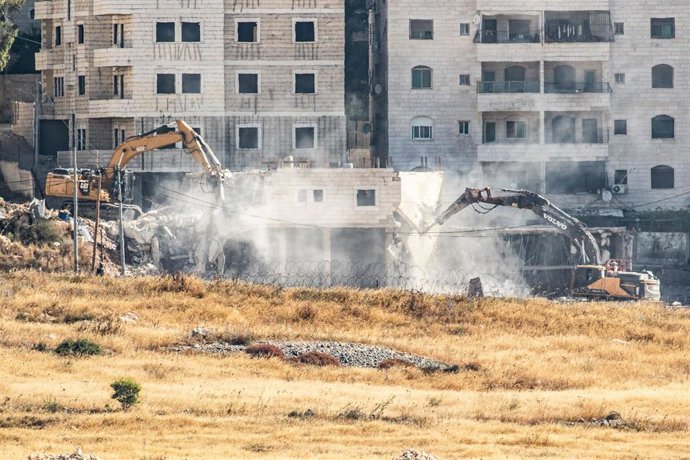Archivo - Fuerzas israelíes llevan a cabo operaciones de demolición y derribo con excavadoras en el barrio de At Turi, en Kafr Aqab, en el norte de Jerusalén Este