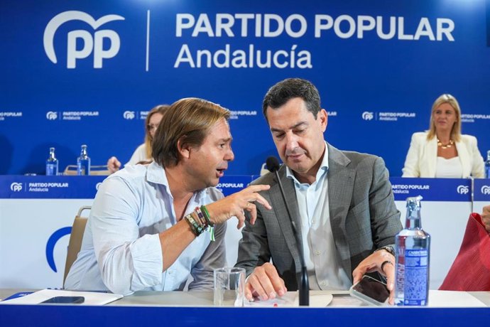 El presidente del PP de Andalucía y de la Junta, Juanma Moreno (d), y el secretario general del PP andaluz, Antonio Repullo (i), en la última reunión de la Junta Directiva Autonóminca del PP-A, el 14 de septiembre de 2026, en Sevilla
