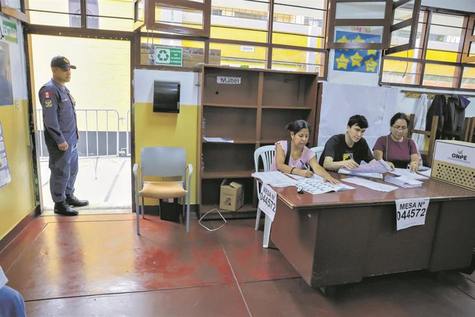 Archivo - Mesa electoral en Lima, Perú