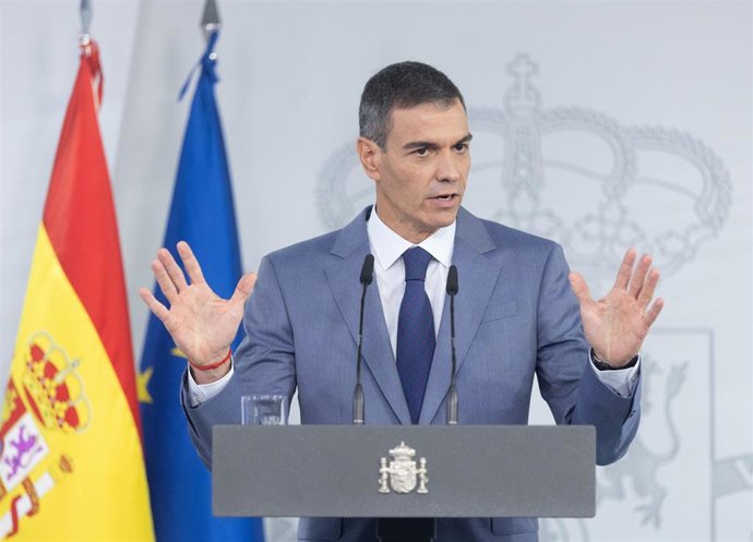 El presidente del Gobierno, Pedro Sánchez, durante una rueda de prensa posterior al Consejo de Ministros, en el Palacio de la Moncloa, a 6 de octubre de 2026, en Madrid (España). El Consejo de Ministros ha vuelto a aprobar los decretos de vivienda, con al