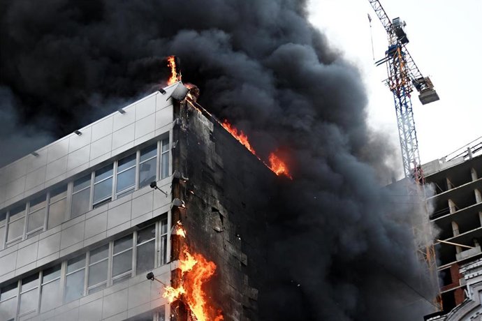 Incendio en un edificio de la capital de Ucrania, Kiev, alcanzado durante un ataque lanzado por el Ejército de Rusia el 28 de septiembre de 2026 (archivo)
