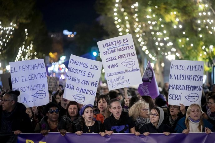 Archivo - Cientos de personas durante una concentración por el día de la Eliminación de la violencia contra las Mujeres, a 25 de noviembre de 2025, en Madrid (España). 