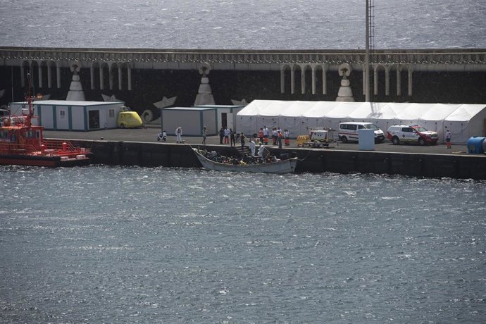 Archivo - Migrantes de un segundo cayuco desembarcan a su llegada al puerto de La Restinga