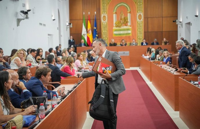 Archivo - El diputado del grupo parlamentario socialista, Rafael Alfonso Recio, durante el Pleno del Parlamento andaluz.