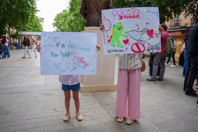 Archivo - Dos niños muestran una pancarta en una concentración contra el bullying. A 02 de mayo de 2026, en Córdoba (Andalucía, España).  