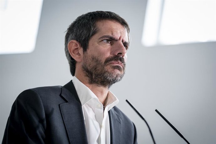 O ministro da Cultura, Ernest Urtasun, durante uma coletiva de imprensa dos partidos que integram a coalizão formada pelo Movimento Sumar, Más Madrid, Izquierda Unida e Comuns, em 5 de outubro de 2026, em Madri (Espanha). A coletiva serviu para explicar