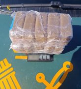 Foto: Sorprendido cuando circulaba en la A-43 con casi un kilo de hachís oculto en su vehículo