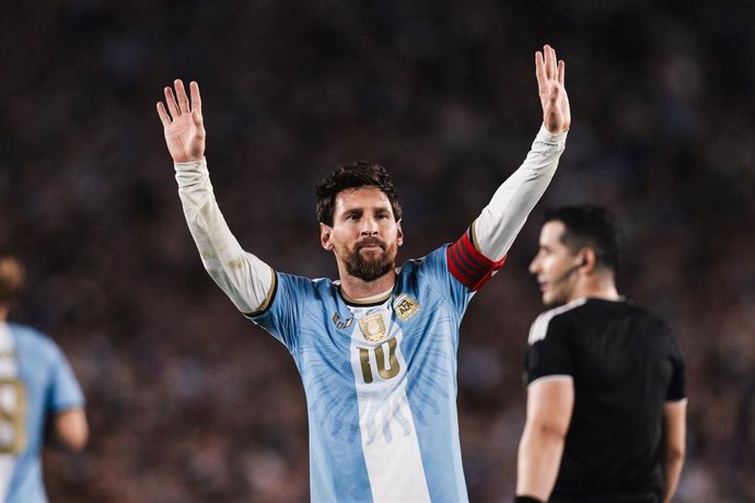 Leo Messi saluda a la afición tras disputar su último partido con la selección argentina en el Estadio Monumental