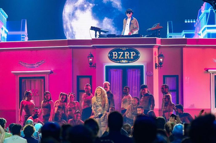 Archivo - La cantante Shakira y el productor Bizarrap, actúan durante la gala de entrega de los Latin Grammy 2023, en el Palacio de Congresos de Sevilla, a 16 de noviembre de 2023, en Sevilla, Andalucía (España). Sevilla acoge hoy la 24ª edición de los Gr