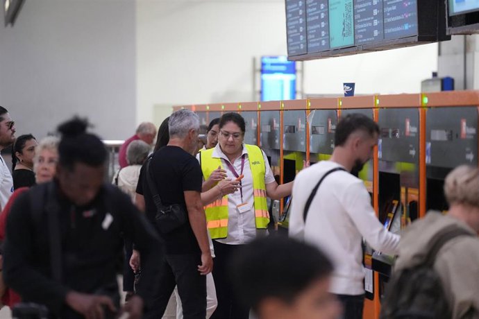 Trabajadores informan a los pasajeros de las incidencias por la lluvia en la estación de Sants de Barcelona