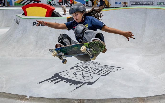 Archivo - La skater española Julia Benedetti durante una competición.