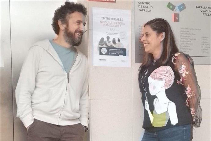 Una agente de apoyo entre iguales y un profesional de la psicología, en el Centro de Salud Mental de Tafalla.