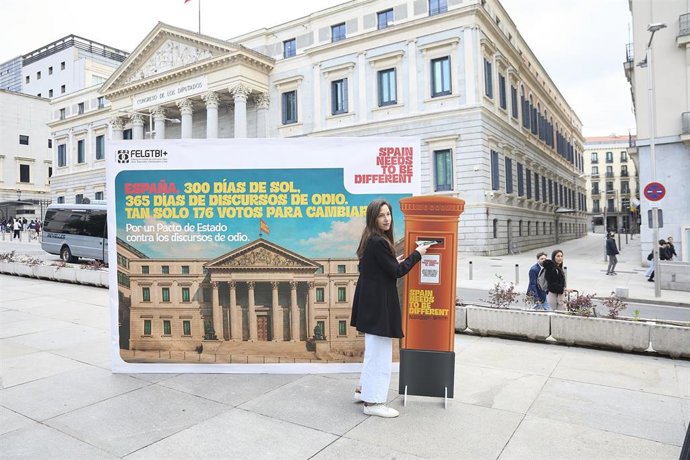 Archivo - La Federación Estatal de Lesbianas, Gais, Trans, Bisexuales, Intersexuales y más (FELGTBI+) ha instalado frente al Congreso de los Diputados una lona para pedir a los diputados que voten a favor de un Pacto de Estado contra los discursos de odio