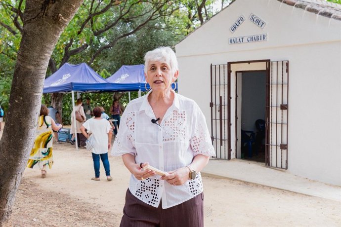 La delegada de Monumento Natural, Medioambiente y Sostenibilidad, Luisa Campos, frente a la sede del grupo Scout Qalat Chabir
