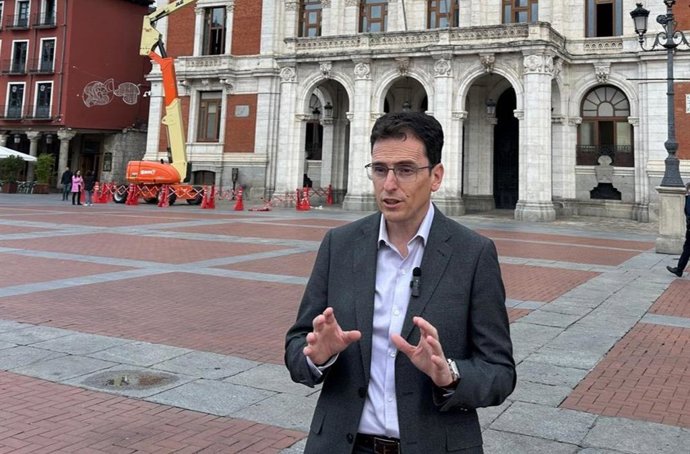 El portavoz del Grupo Municipal Socialista, Pedro Herrero, frente al Ayuntamiento de Valladolid.
