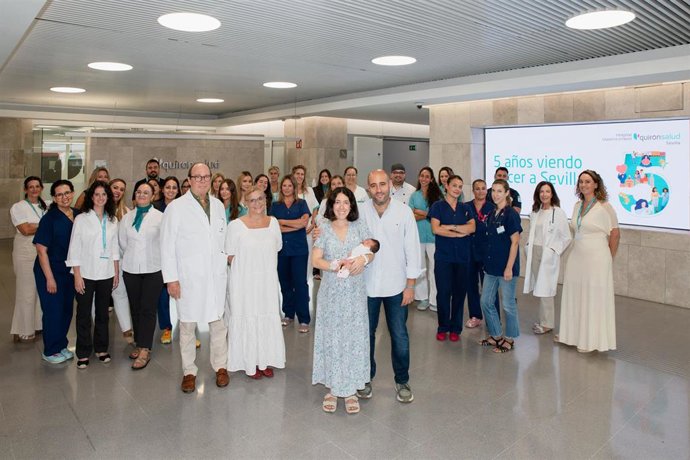 Foto de familia del Hospital Materno-Infantil Quirónsalud Sevilla en su quinto cumpleaños.