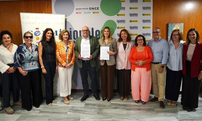 La consejera de Economía, Hacienda, Portavocía, Fondos Europeos y Transformación Digital, Marisa López Aragón, y el presidente de Cermi, Pedro Martínez, tras la firma del acuerdo