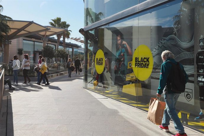 Archivo - Varias personas van de compras durante el Black Friday, en el centro comercial FAN Mallorca Shopping, a 24 de noviembre de 2023, en Palma de Mallorca, Mallorca, Islas Baleares (España).
