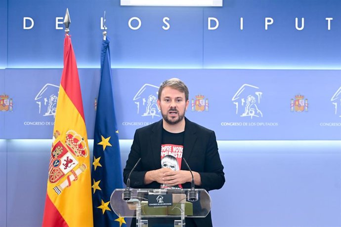 El portavoz adjunto de Sumar en el Congreso, Alberto Ibáñez, durante una rueda de prensa, en el Congreso de los Diputados, a 29 de septiembre de 2026, en Madrid (España).