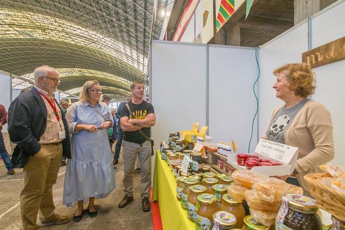 Archivo - Feria Apícola de Torrelavega en foto de archivo