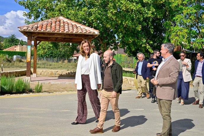 Armisén junto al alcalde y el diputado en su recorrido por Villamuriel.