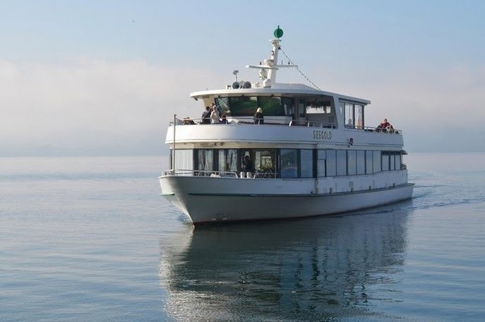 Viajes en ferry durante la temporada de otoño.