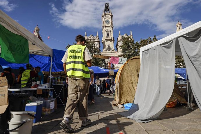 La Acampada por la vivienda instalada en la Plaza del Ayuntamiento de València.