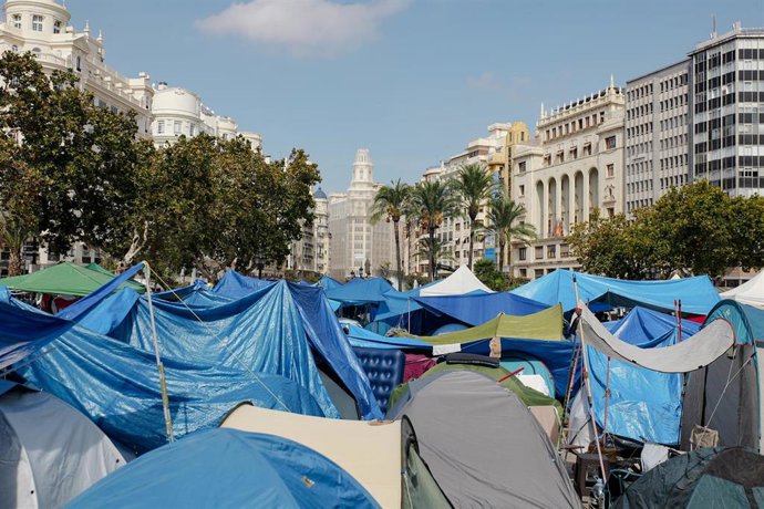 Decenas de personas acampadas en la Plaza del Ayuntamiento, a 5 de octubre de 2026