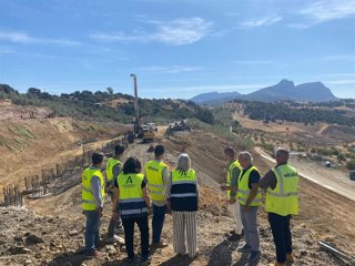 La delegada de la Junta de Andalucía en Cádiz, Mercedes Colombo, y la delegada territorial de Fomento y Movilidad en esta provincia, Carmen Sánchez, en una visita a las obras que se están realizando en las carreteras A-8126 y A-374 en Algodonales.