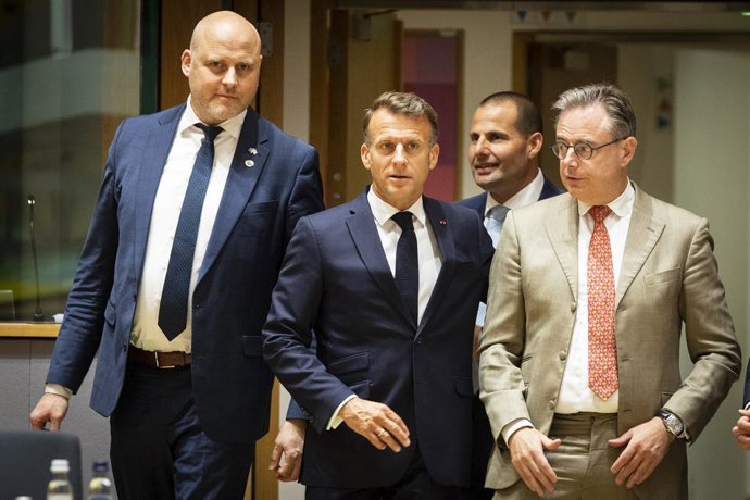 Archivo - June 19, 2026, Brussels, Brussels, Belgium: From left to right: Andris Kulbergs, Robert Abela, Emmanuel Macron, Bart De Wever and an unidentified person. European heads of state gathered on the second day of the European summit in the Belgian ca