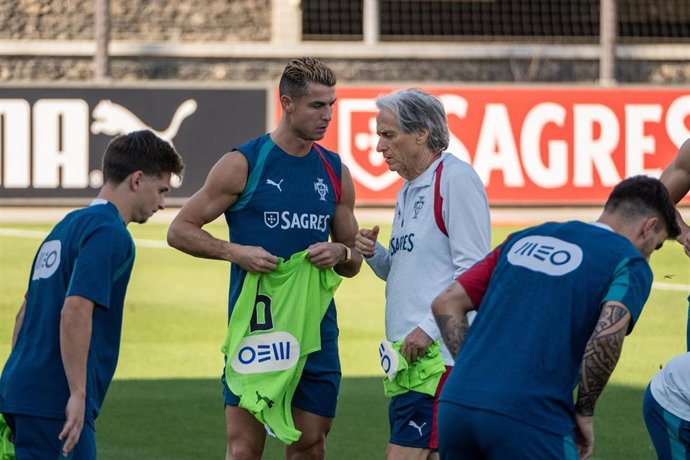 Jorge Jesus y Cristiano Ronaldo charlan durante un entrenamiento