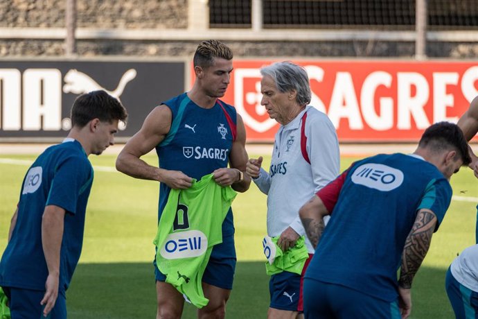 23 September 2026, Portugal, Lisbon: Portugal coach Jorge Jesus (2nd R) talks with Cristiano Ronaldo (2nd L) during a training session at the Cidade do Futebol in Oeiras, ahead of the Thursday's UEFA Nations League soccer match against Wales. Photo: Ricar