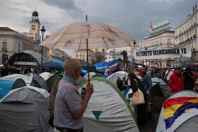 (Foto de ARCHIVO) Varias personas acampadas en la Puerta del Sol, a 2 de octubre de 2026