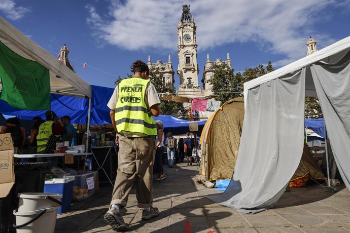L'Acampada per la vuvenda a la Plaça de l'Ajuntament de València.