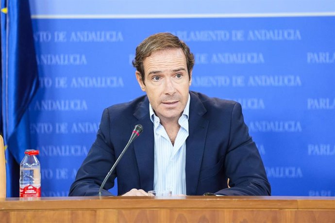El portavoz del Grupo Parlamentario VOX, Javier Cortés, durante la ronda de ruedas de prensa de portavoces de los grupos parlamentarios en el Parlamento de Andalucía. 