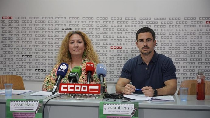 La secretaria general de la Federación de Enseñanza de CCOO, Conchi Sánchez, y el responsable de Enseñanza Pública No Universitaria, David Aguirre.
