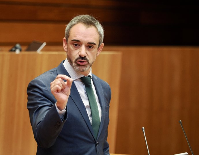 El procurador de VOX David Hierro interviene durante el Pleno de las Cortes para informar sobre los incendios forestales en la Comunidad, en el Parlamento autonómico, a 29 de agosto de 2025, en Valladolid, Castilla y León (España).