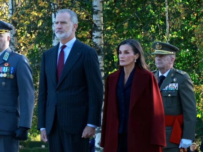 Los Reyes durante la ofrenda floral ante la tumba del mariscal Mannerheim