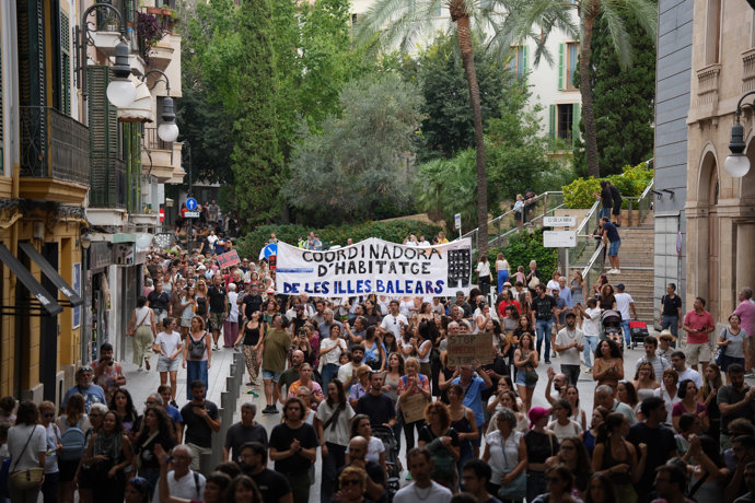 Numerosas personas durante una manifestación para exigir una reducción del precio de los alquileres de la vivienda, a 3 de octubre de 2026, en Palma de Mallorca, Mallorca, Islas Baleares (España).