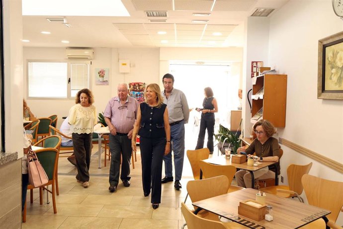 La alcaldesa de Marbella, Ángeles Muñoz, visita las instalaciones del Centro de Participación Activa de Las Chapas junto a la concejala de Derechos Sociales, Isabel Cintado, y el director general del distrito, Carlos Alcalá. 