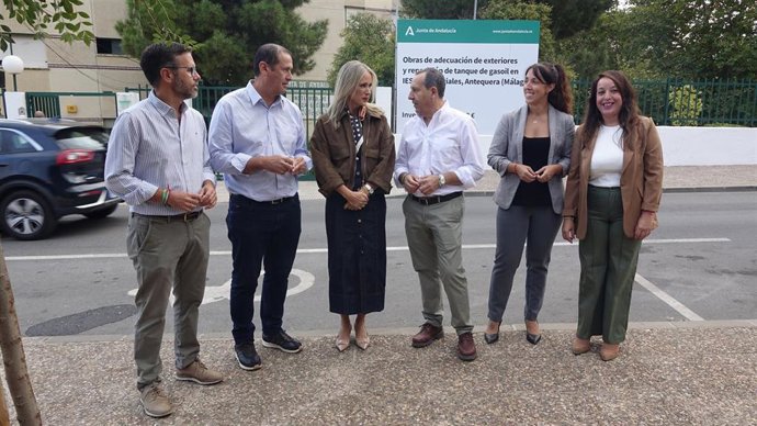 La secretaria de Educación del PSOE-A, Patricia Alba; el portavoz socialista en el Ayuntamiento, José Luis Ruiz Espejo, y el diputado provincial Manuel Lara.