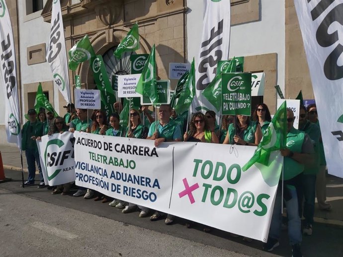 Protesta de Trabajadores de la Agencia Tributaria en Algeciras (Cádiz) para exigir que Vigilancia Aduanera sea considerada profesión de riesgo