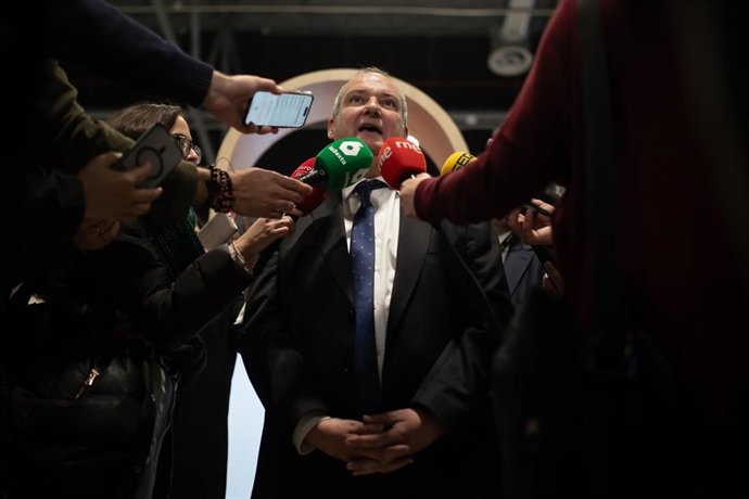 Archivo - El ministro de Industria y Turismo, Jordi Hereu, atiende a los medios de comunicación en un acto.