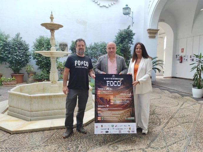El delegado de Cultura de la Diputación de Córdoba, Gabriel Duque (centro), en la presentación del Festival de Cortos FOCO, un encuentro educativo de creación audiovisual.