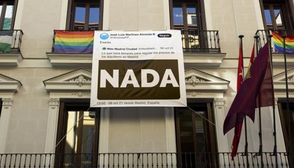 Más Madrid despliega una lona para recordar el "orgullo de Almeida de no hacer nada" para "regular" los alquileres